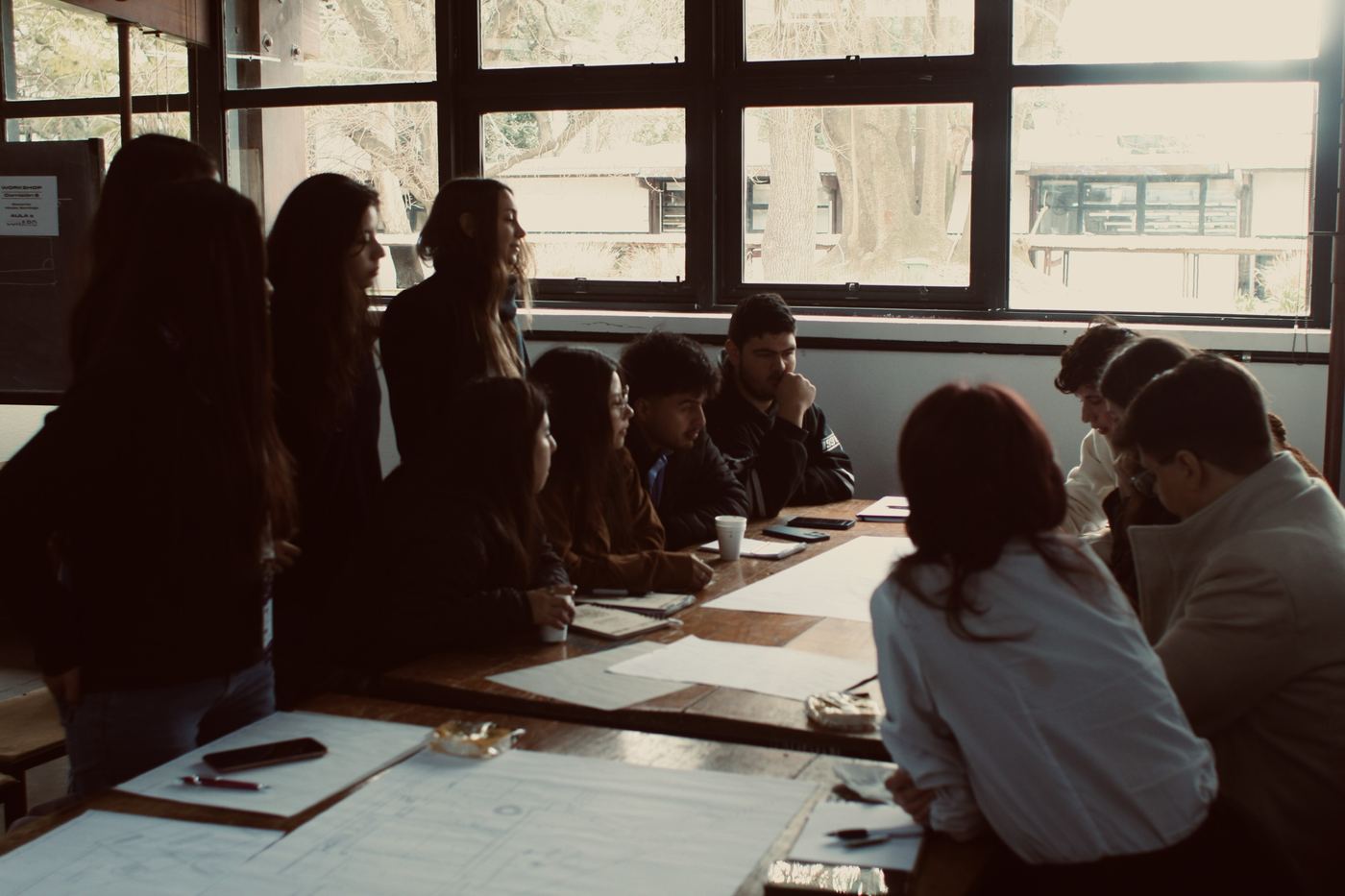 Estudiantes trabajando en una mesa durante un workshop del CONARQ 2026 en la FAU