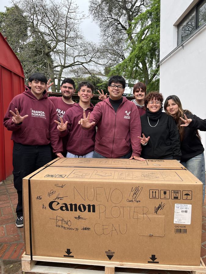 Militantes de la Franja con la caja del nuevo plotter Canon del CEAU