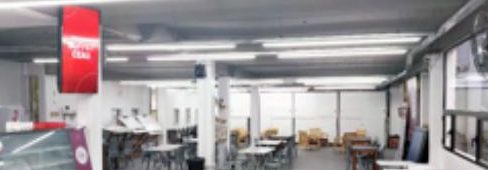 Espacio renovado con mesas y luminaria nuevas