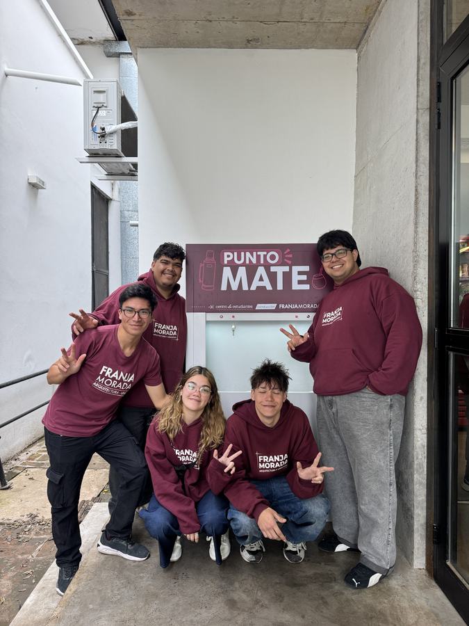 Militantes junto al nuevo Punto Mate del Centro de Estudiantes